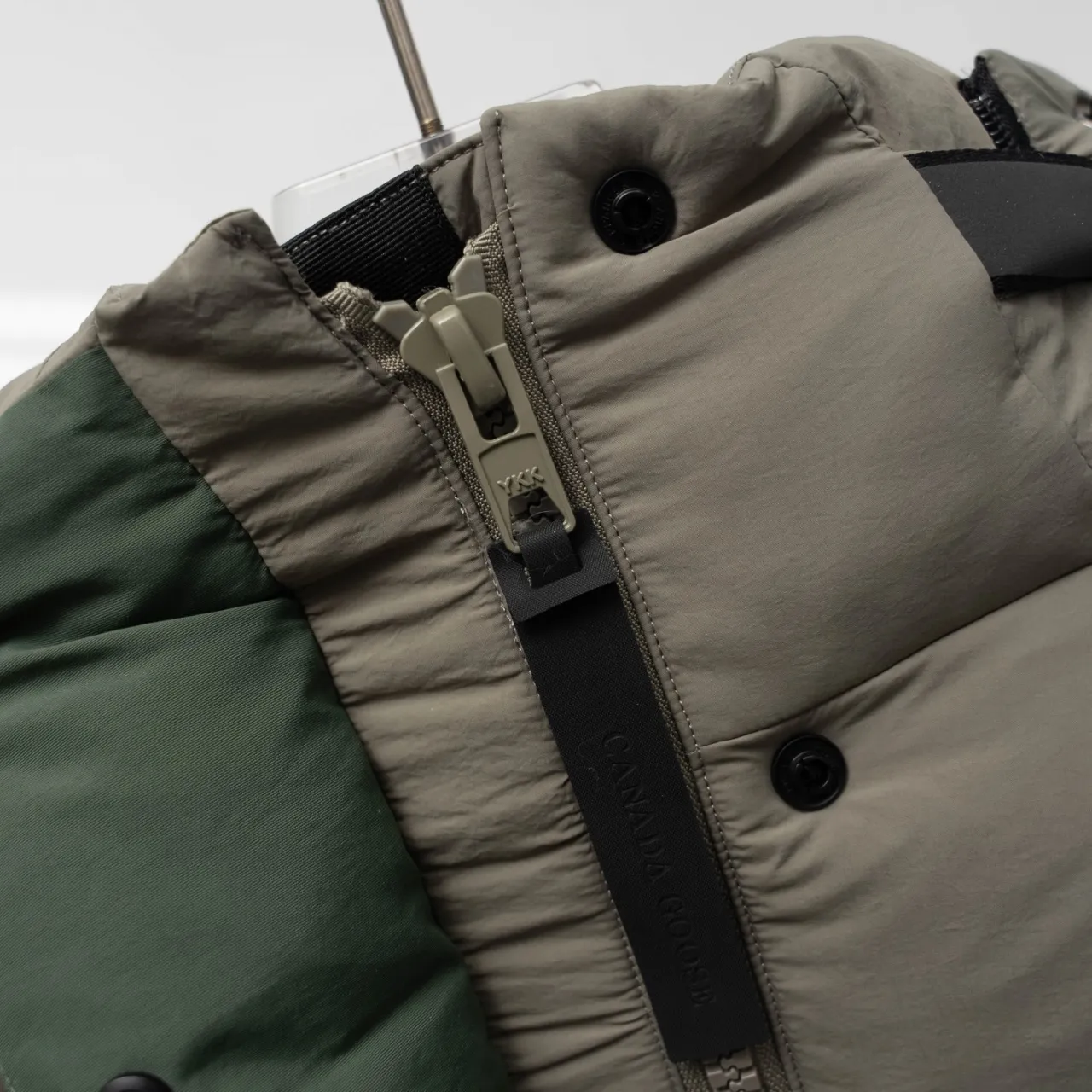 P880 CANADA GOOSE丨Canada Goose Ouyang Nana Generation Hooded Down Jacket Color: Wormwood Green Size: S-XXL